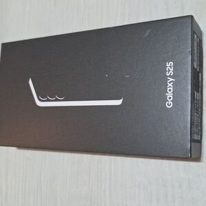 For sale is only the empty box with everything seen in Galaxy S25 Smartphone Box
